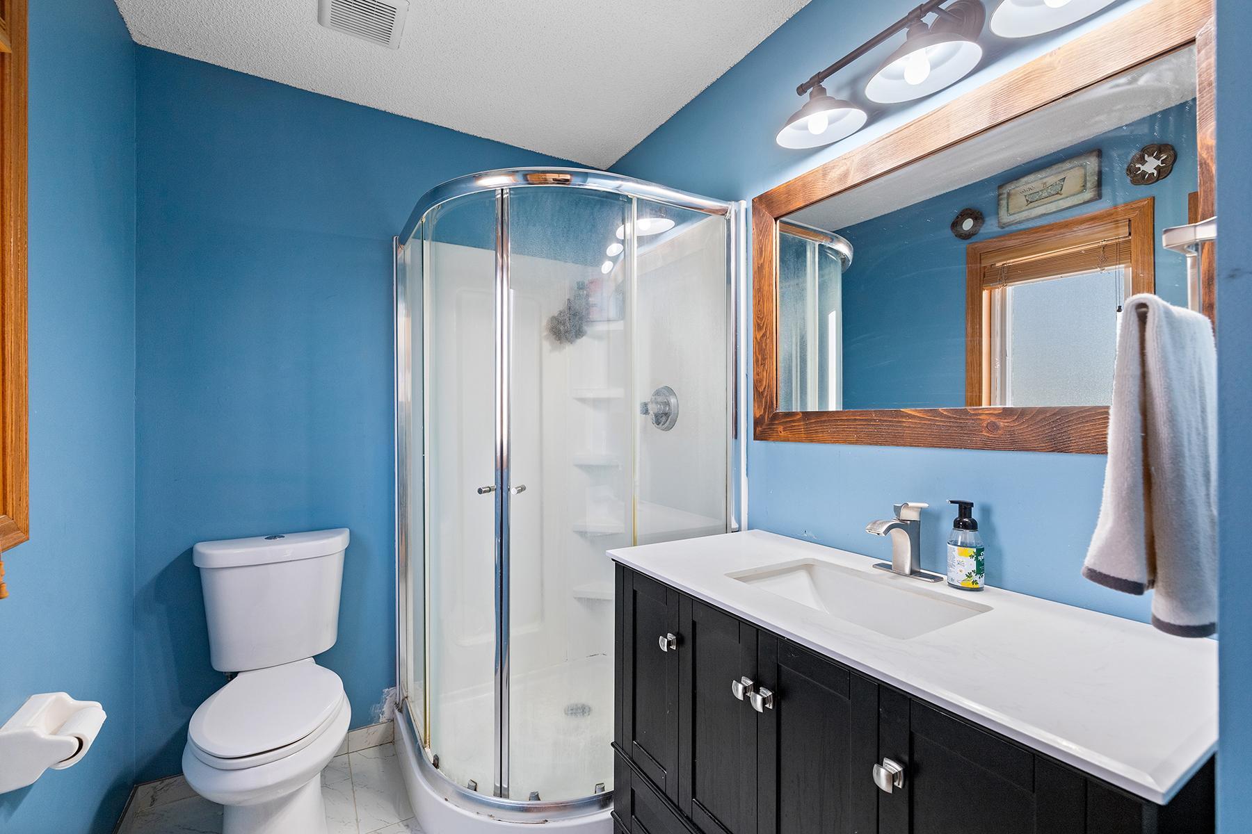 Primary suite private 3/4 bathroom