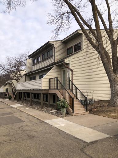 Fresh new paint throughout this great EP condo. Take a 2nd look you will be impressed!