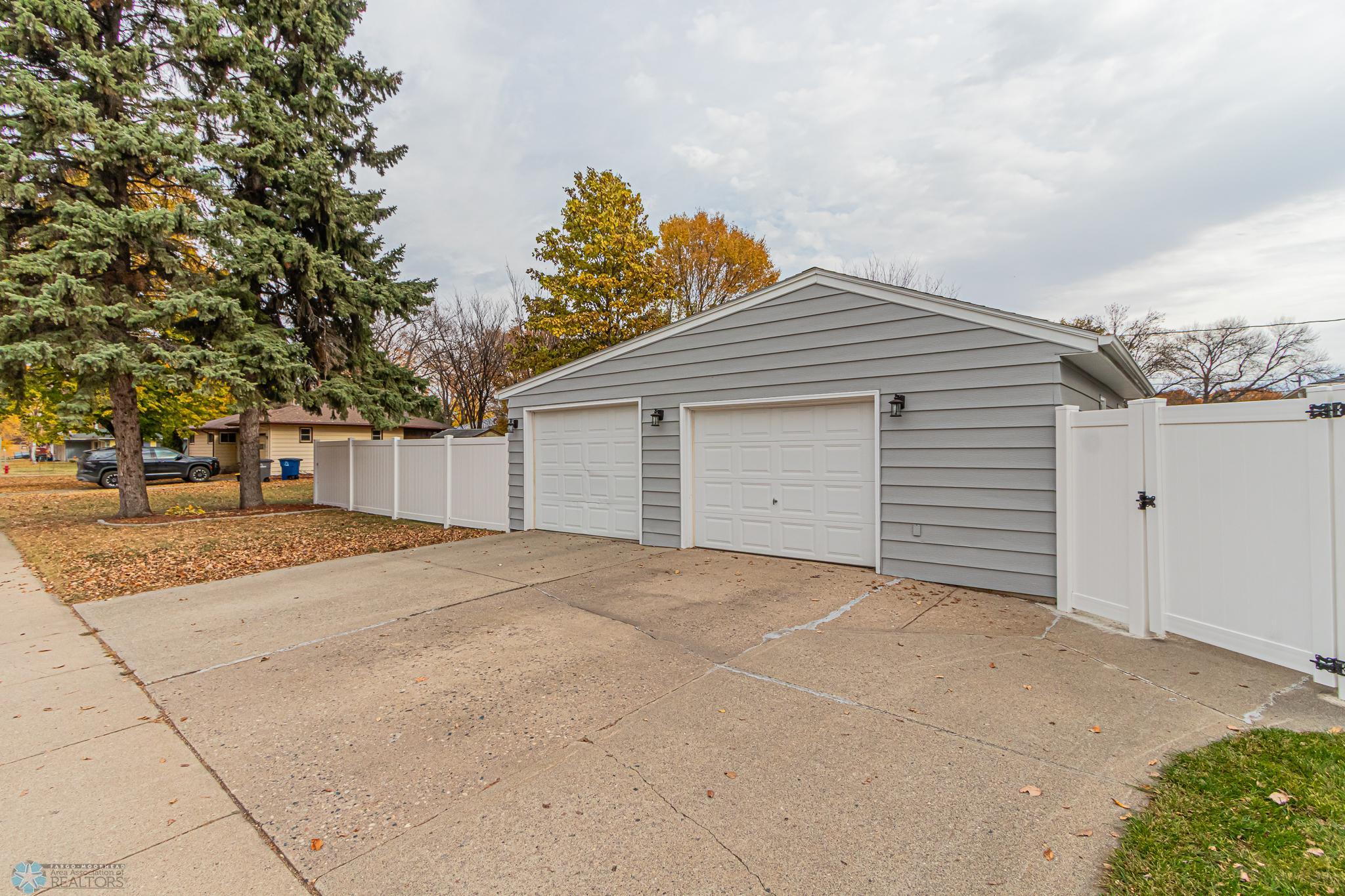 1304 17th Ave S, Moorhead, MN 56560-05.jpg
