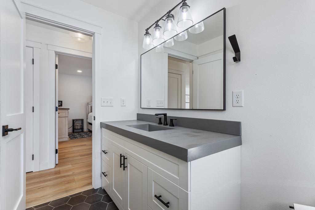 Loving the hexagon floor tiles in here!