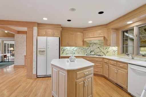 985 Edgewood Hill Road, Wayzata, MN 55391