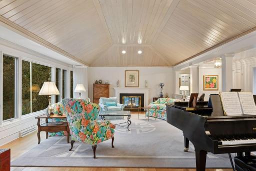 985 Edgewood Hill Road, Wayzata, MN 55391