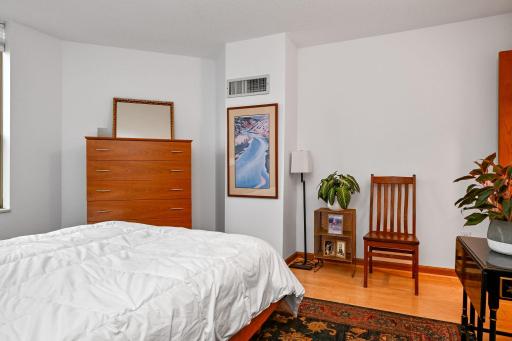 22-web-or-mls- 1425 W 28th St 012Full.jpg