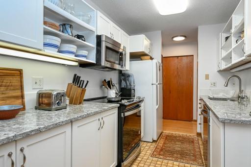 19-web-or-mls- 1425 W 28th St 009Full.jpg