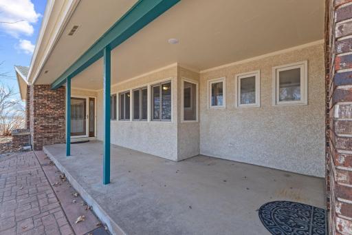 Larg Front Porch for taking on the lake views!