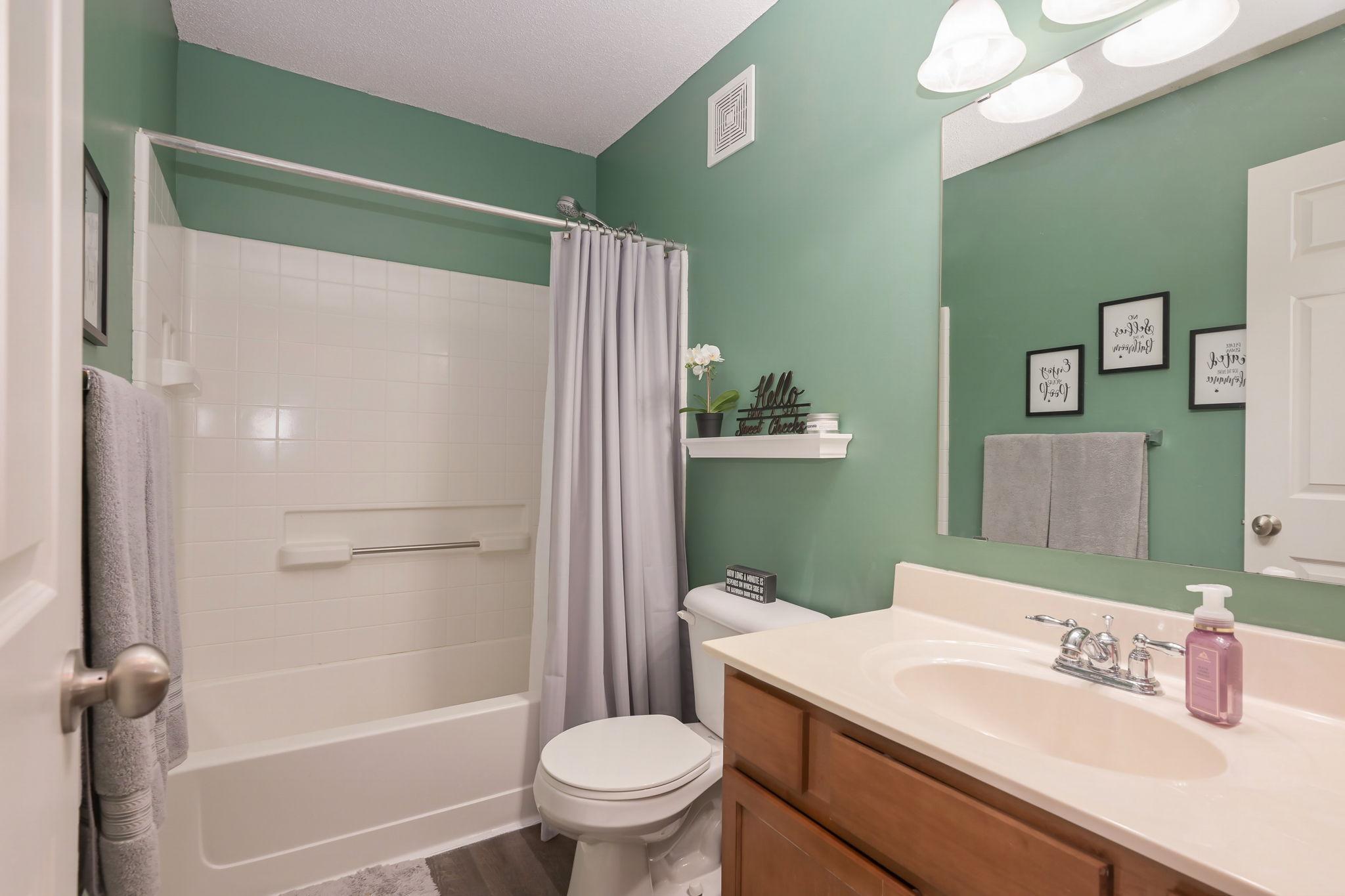 Upper level full bath