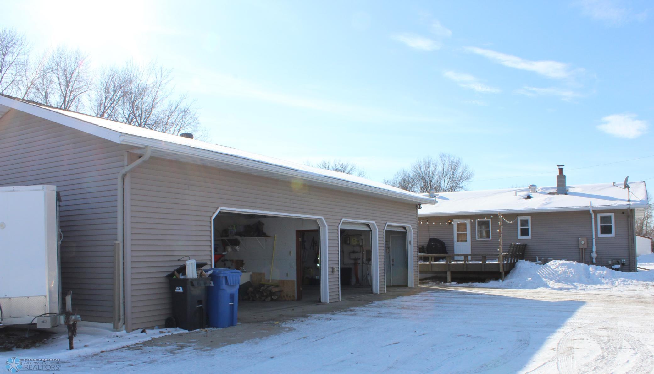 Garage- concrete driveway- Welcome home!