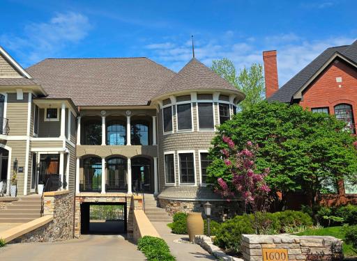 1600 Kenwood Parkway, Minneapolis, MN 55405