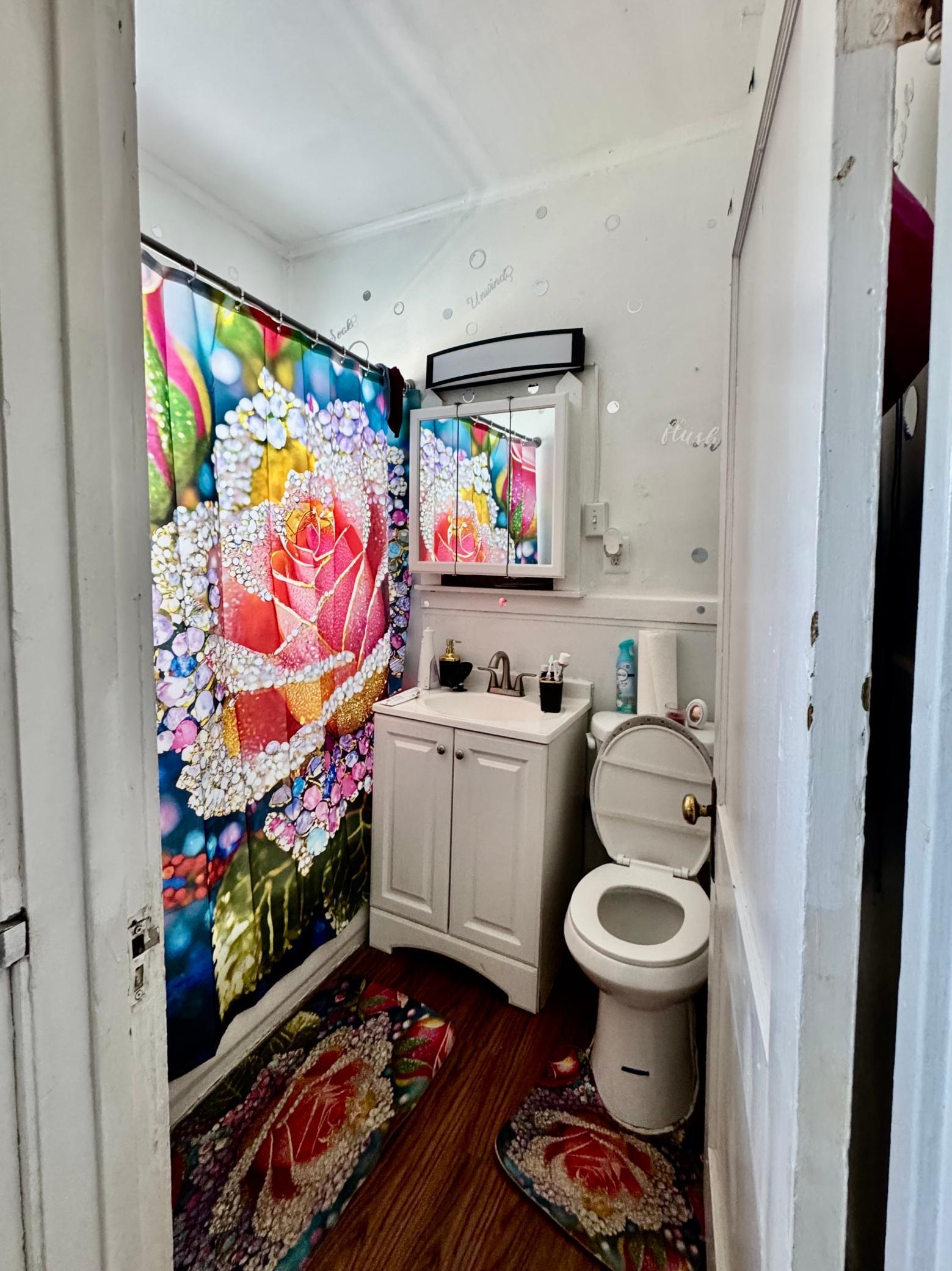 Upper level bathroom.