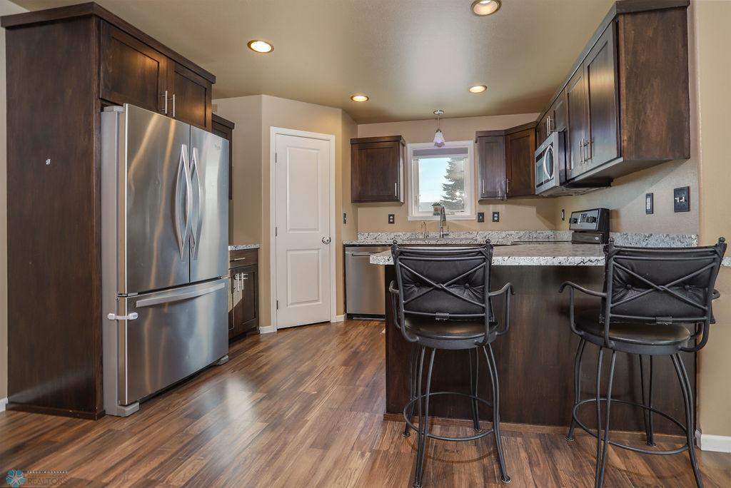 Large kitchen with corner pantry and peninsula