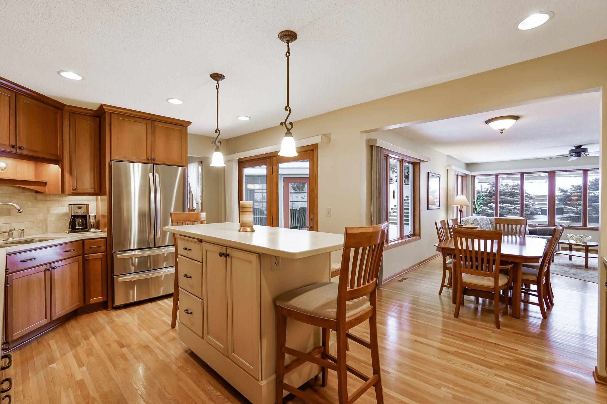 Island with barstool seating, SS appliances