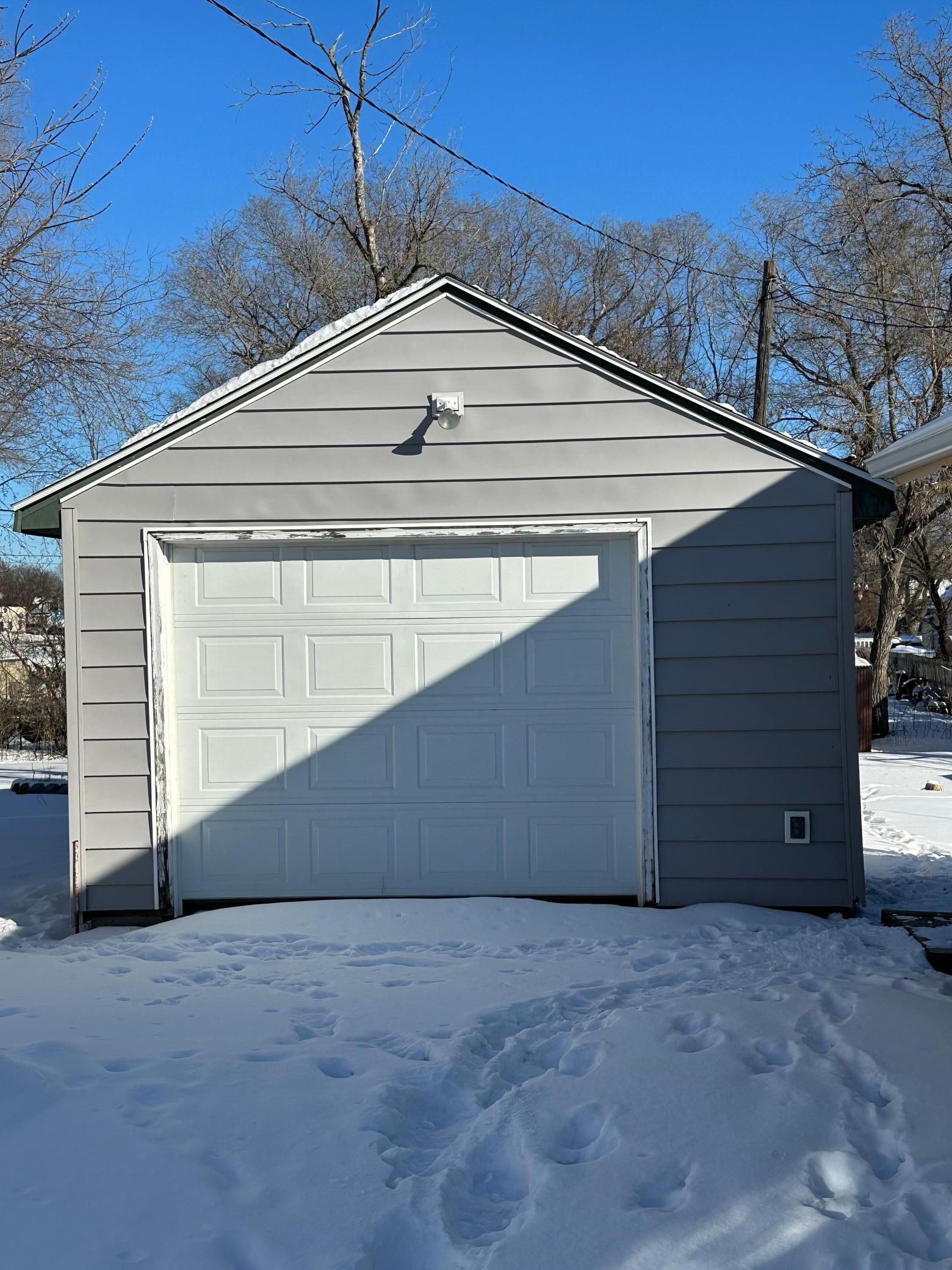 1 car garage.jpg