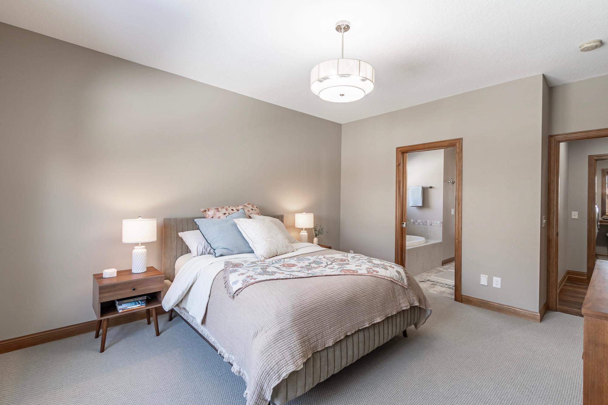 Primary bedroom w/ensuite bathroom!