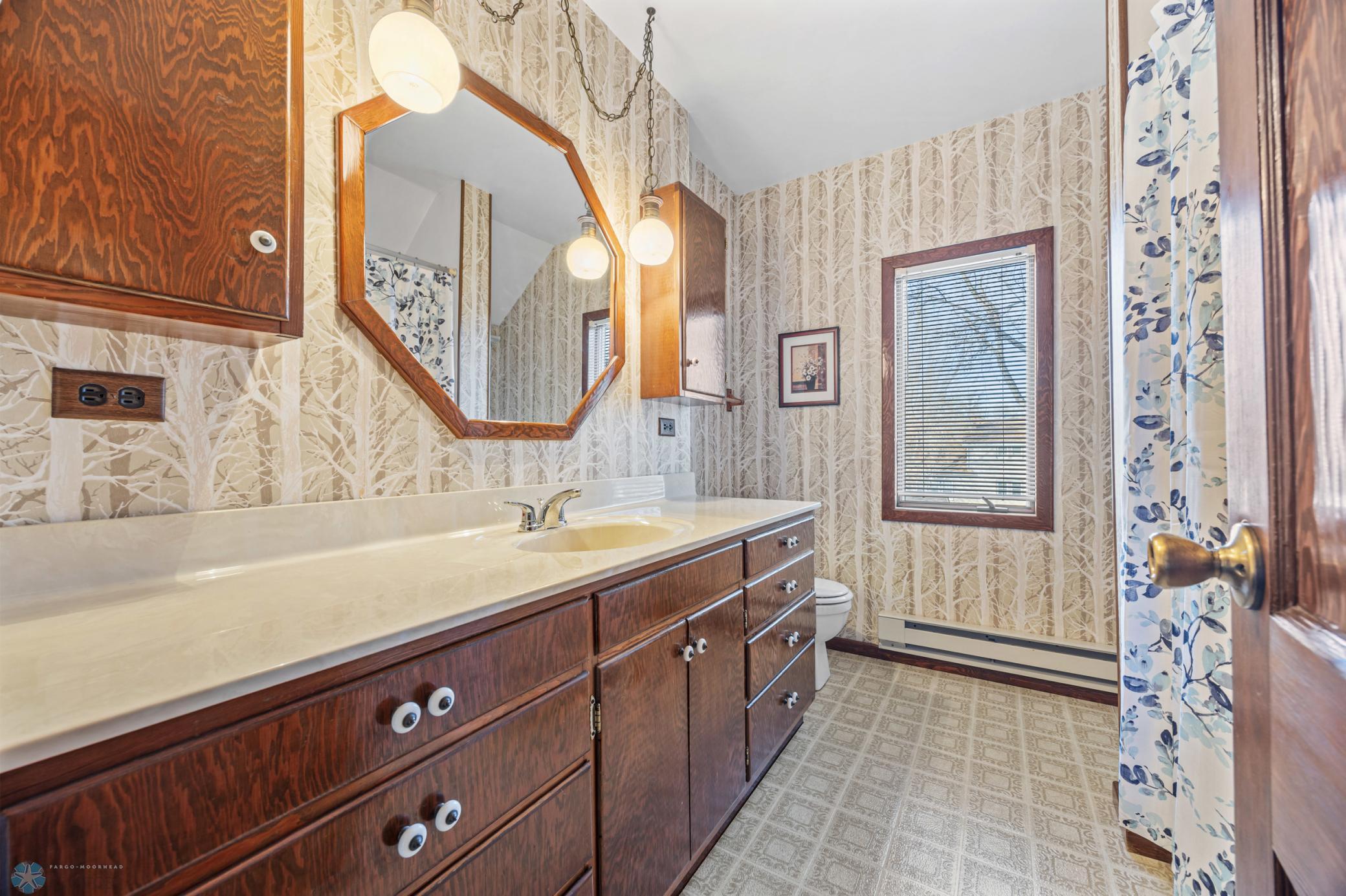 Upstairs Full Bathroom