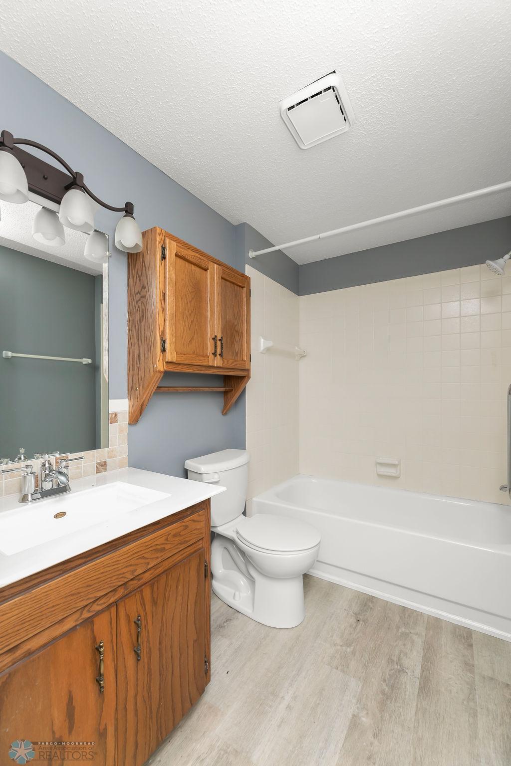 Guest Bathroom, Full Bath with tile surround