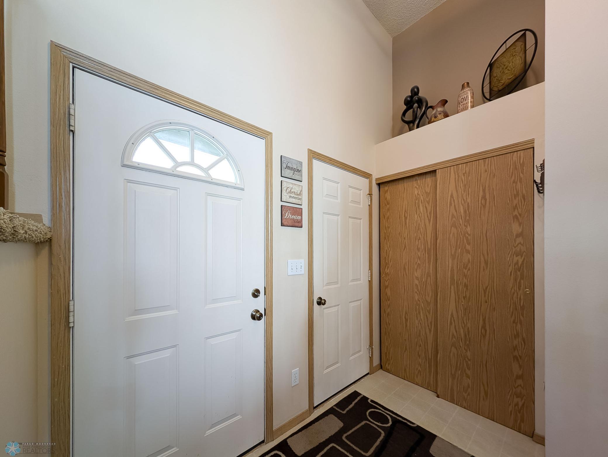 L2P001-144143833.jpg