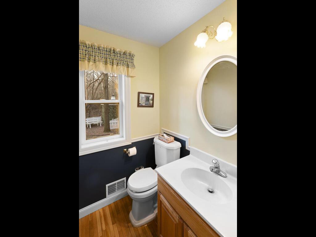 Main floor 1/2 bath