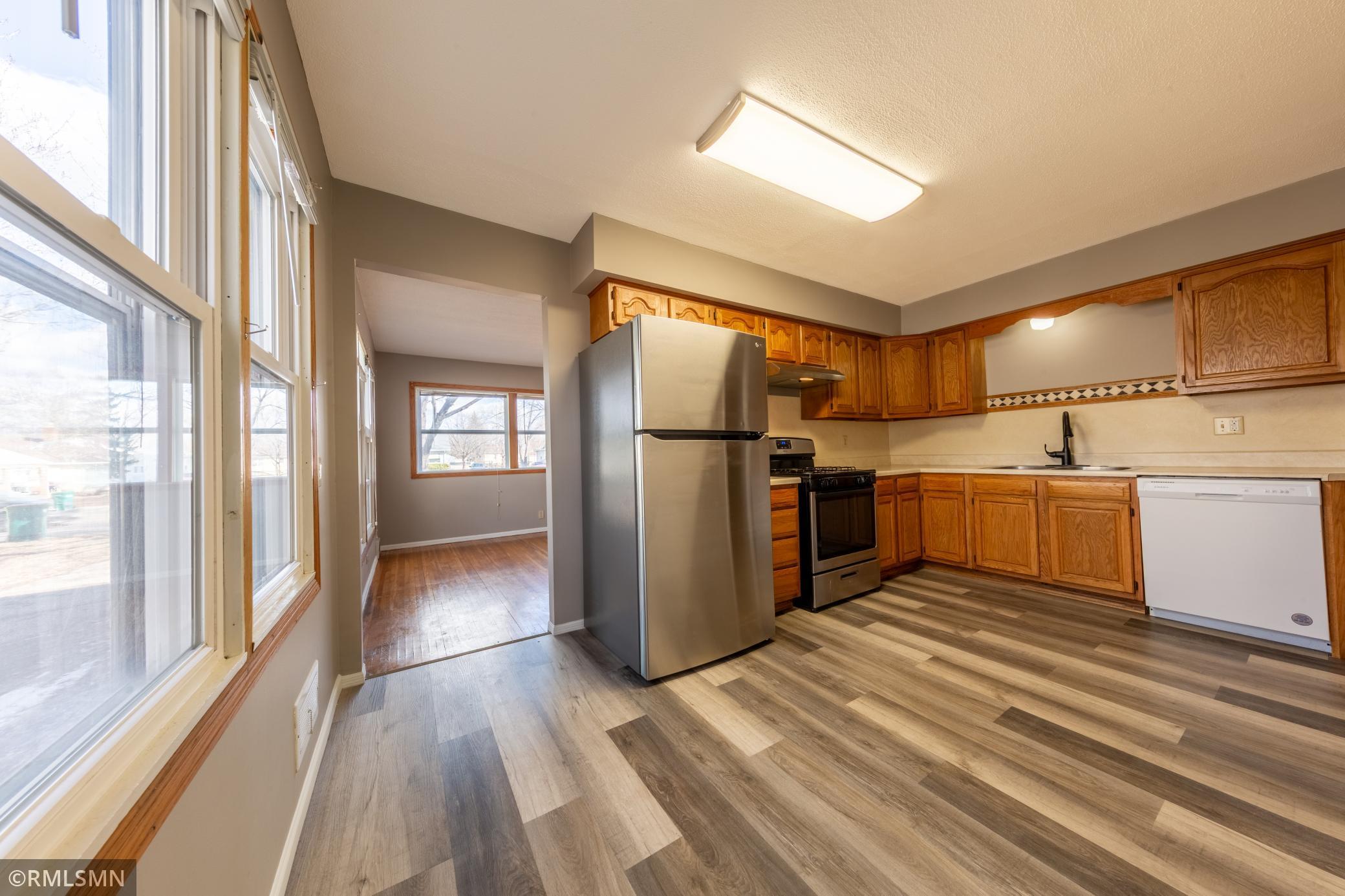 6336 Nicollet has a newer SS fridge!