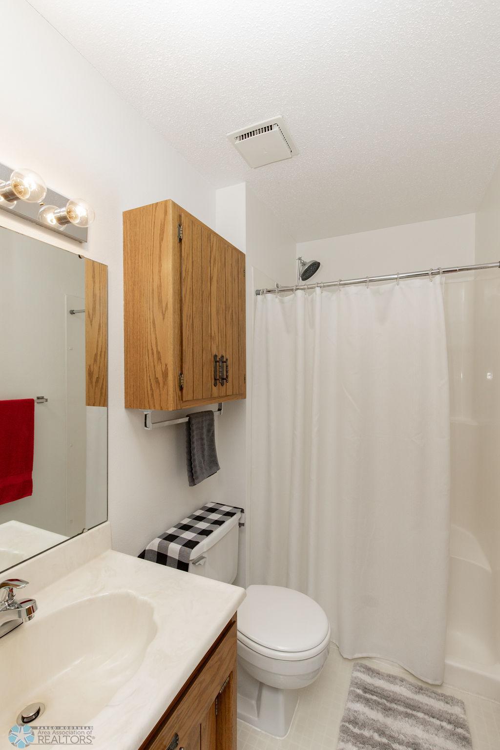 Ensuite 3/4 bath