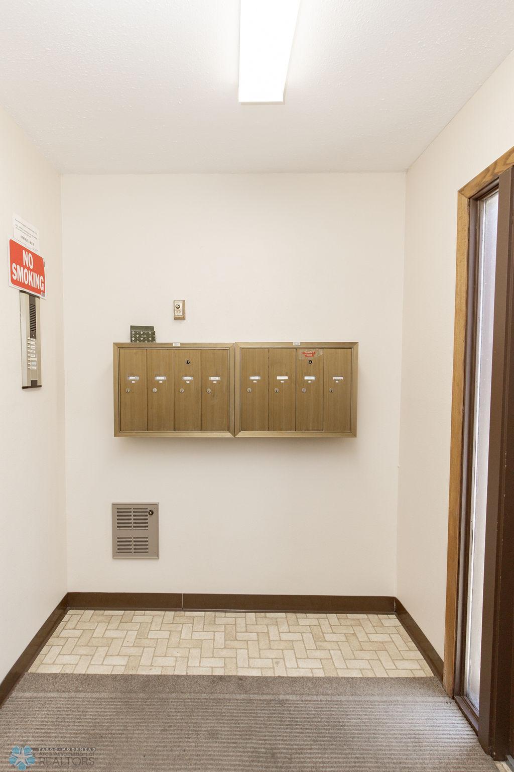 Building Entrance/Mailboxes