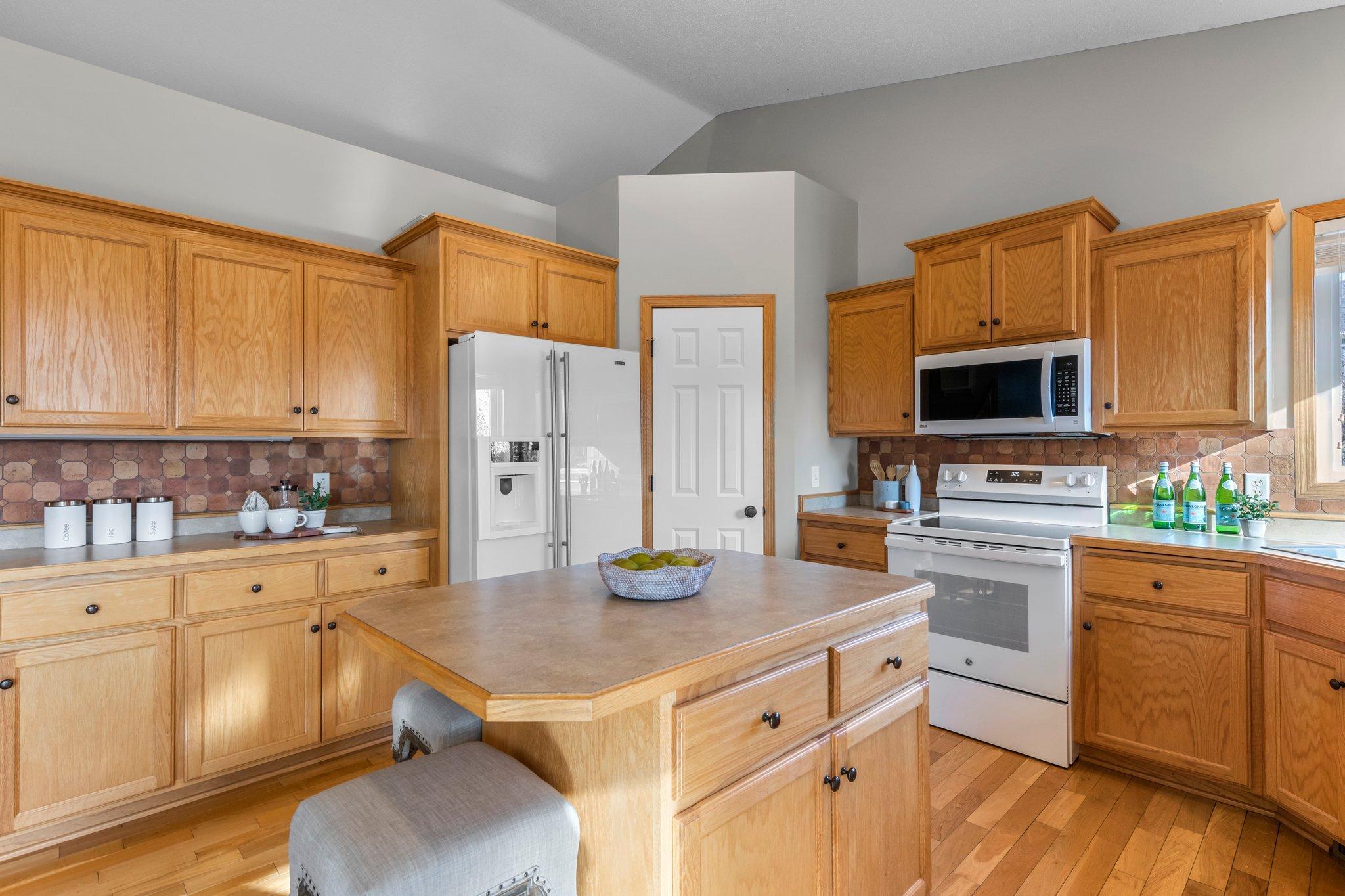 The kitchen boasts a brand new oven, and the Bosch dishwasher was installed in 2020. This well-designed space effortlessly combines both functionality and style.