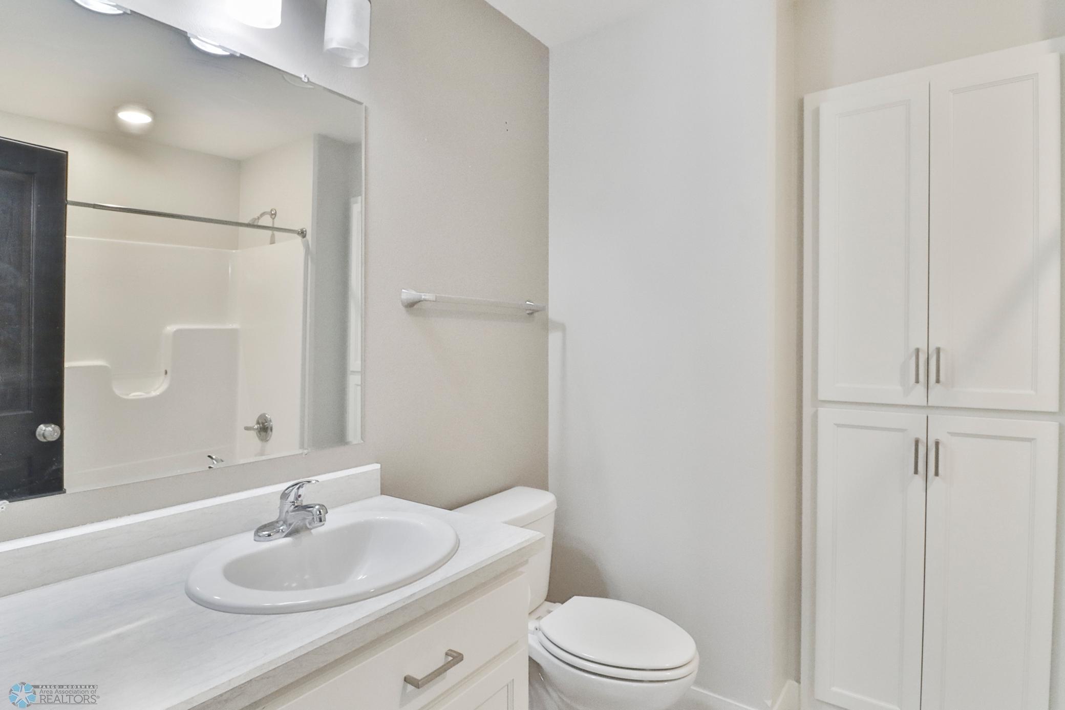 Bathroom1_2.JPG