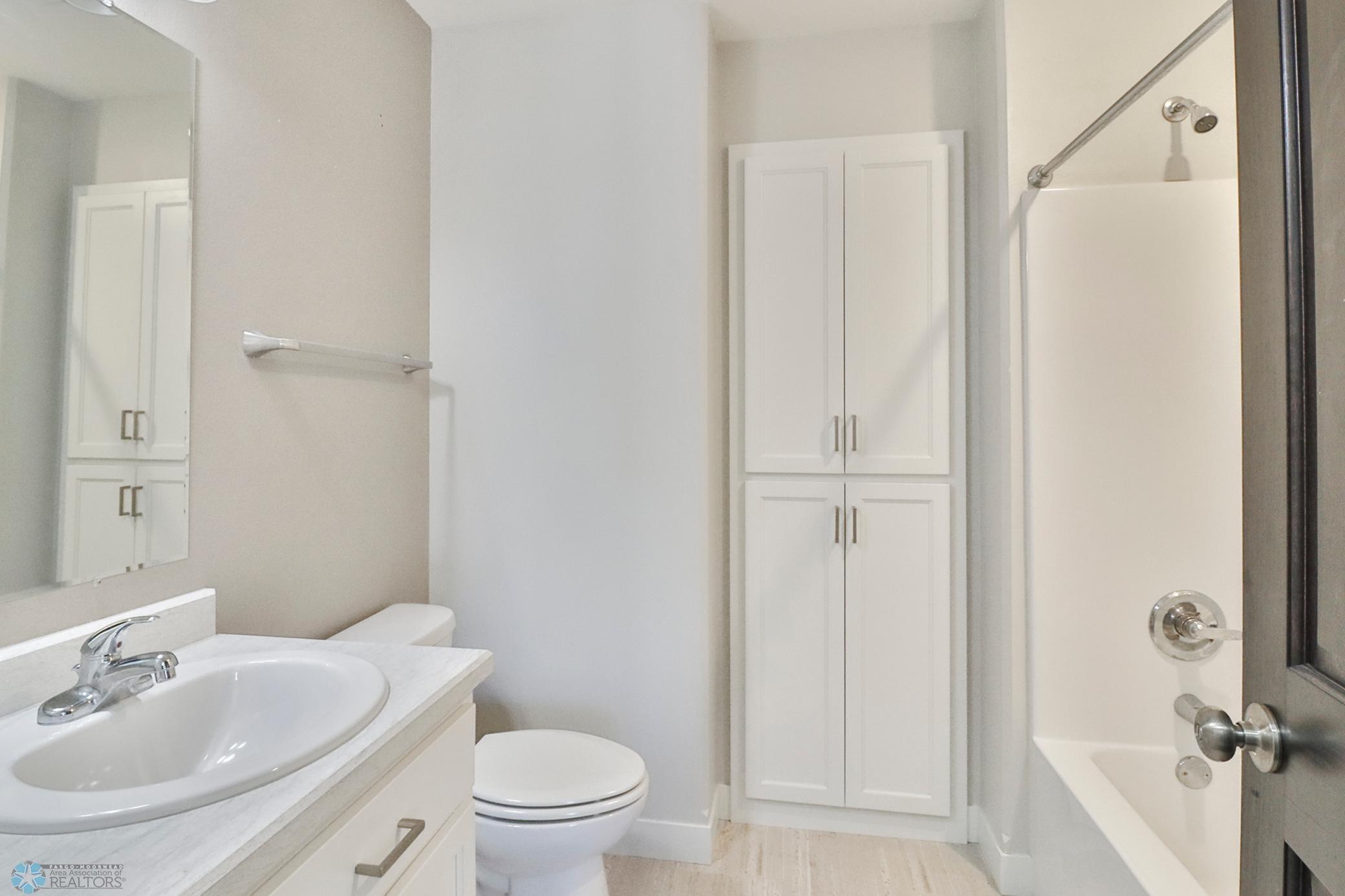 Bathroom1_1.JPG