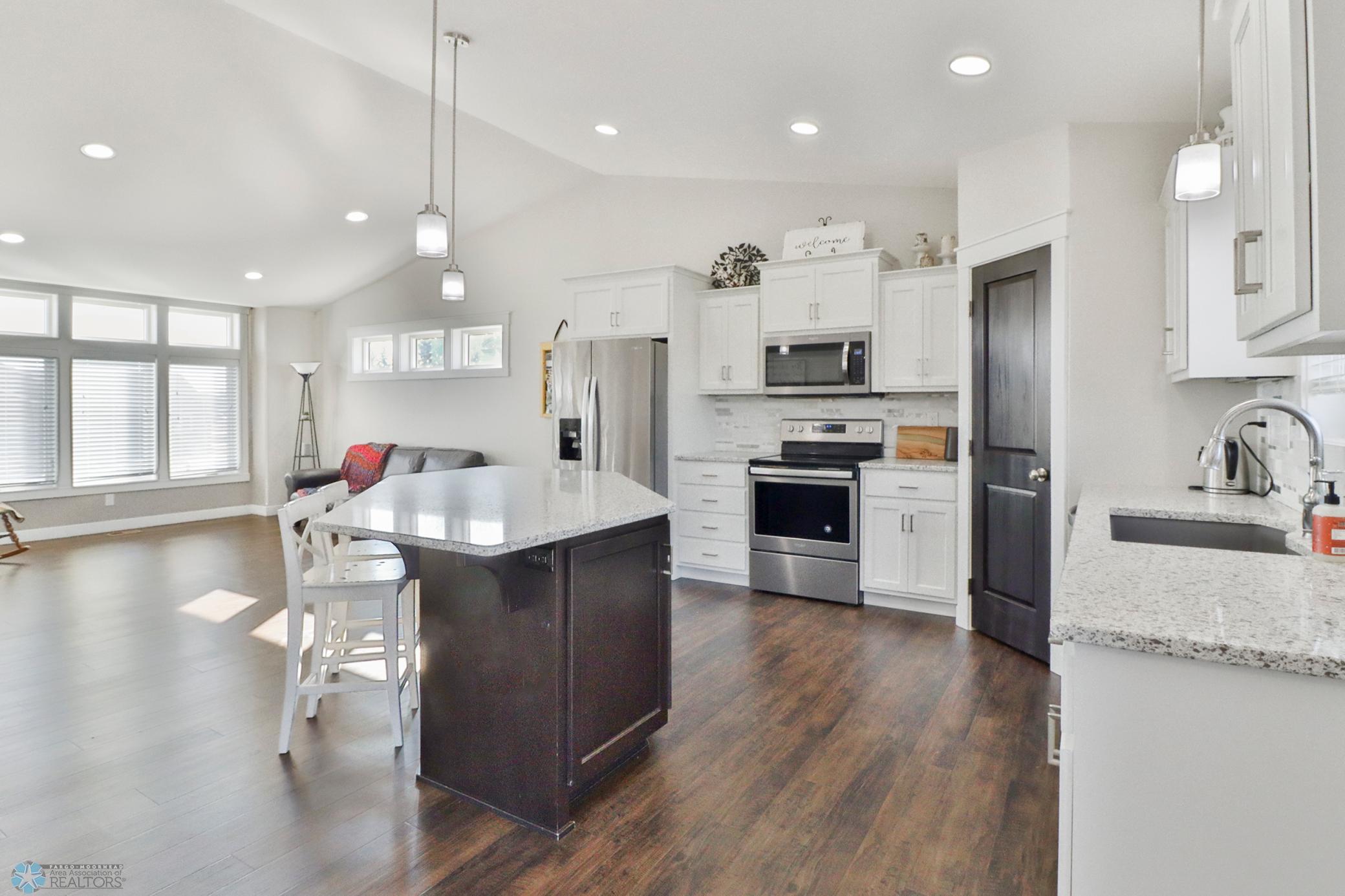 Kitchen1_3.JPG