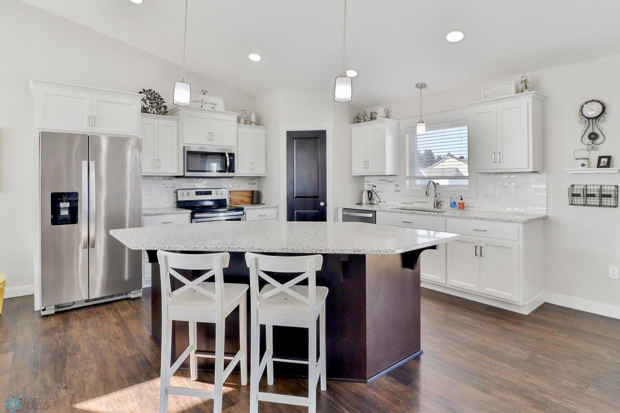 Kitchen1_1.JPG