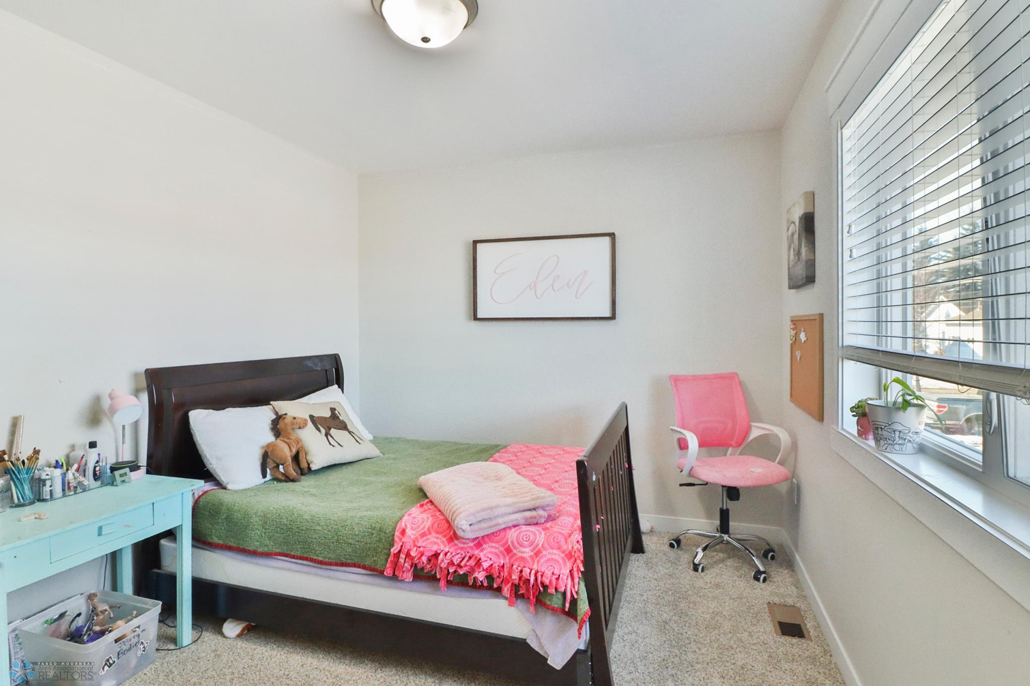 Bedroom1_2.JPG