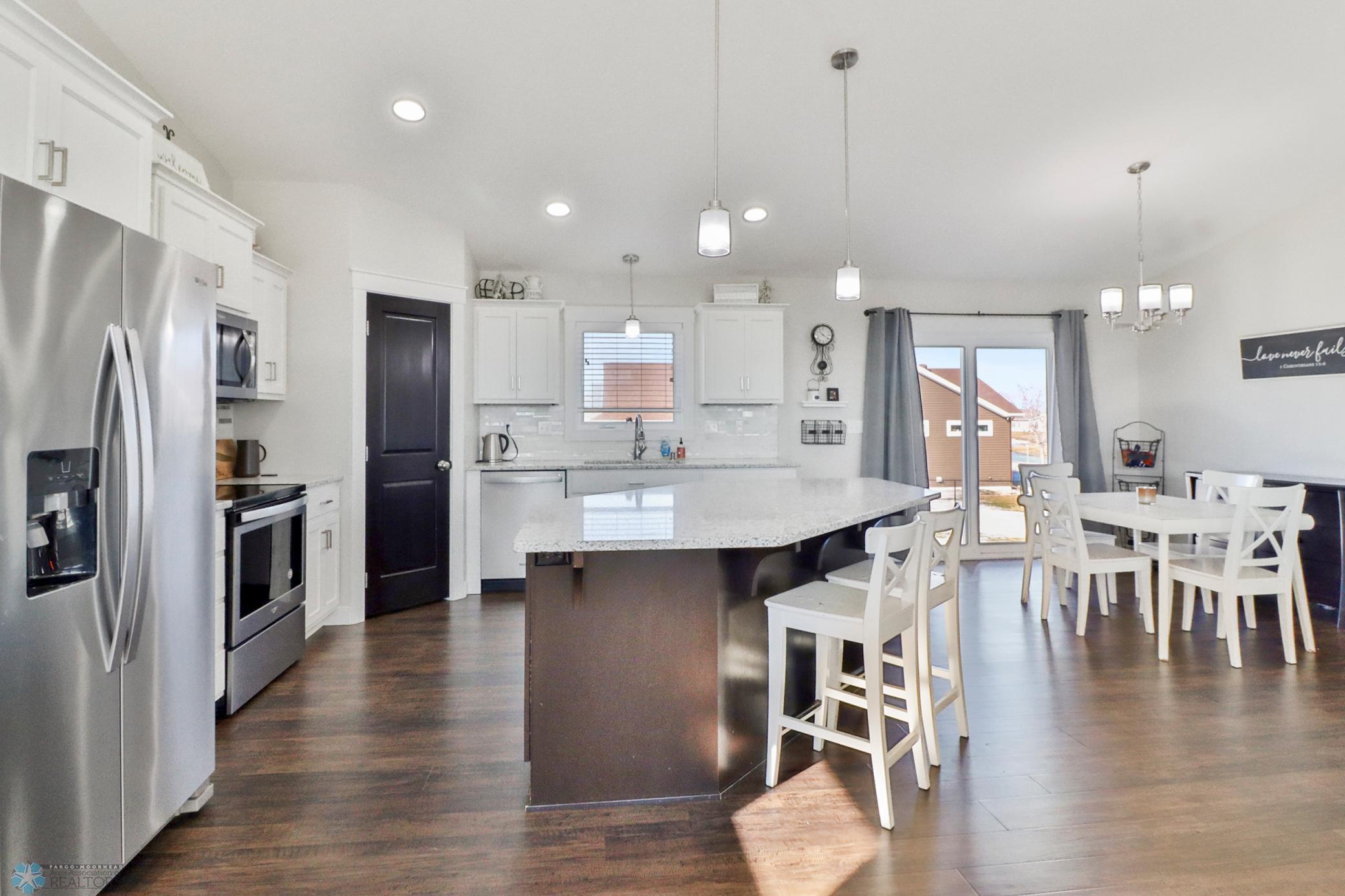 Kitchen1_2.JPG
