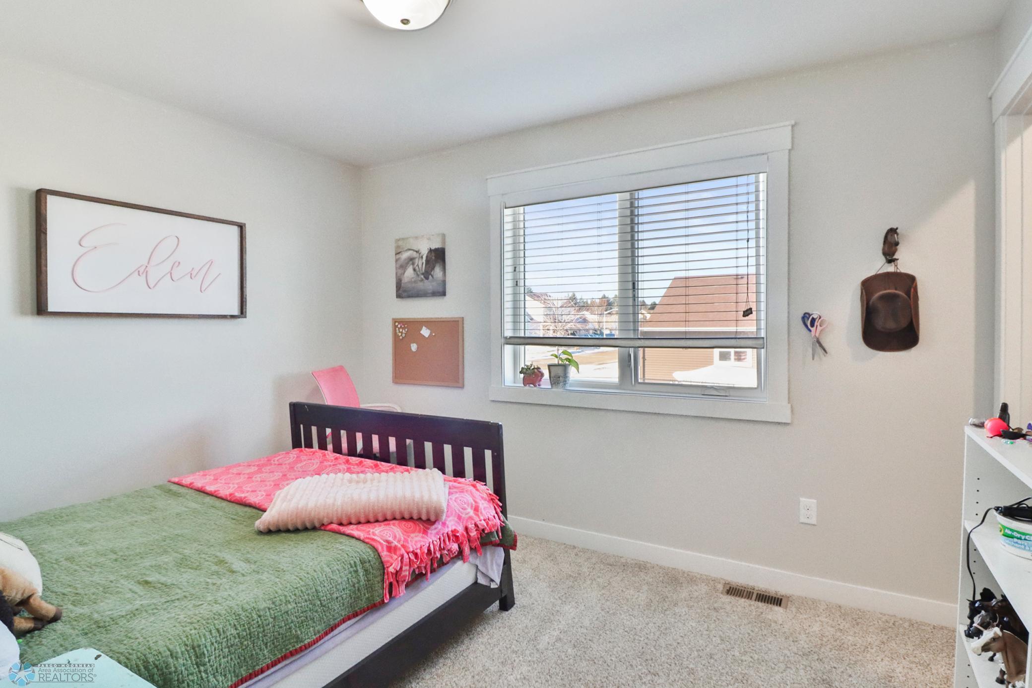 Bedroom1_1.JPG