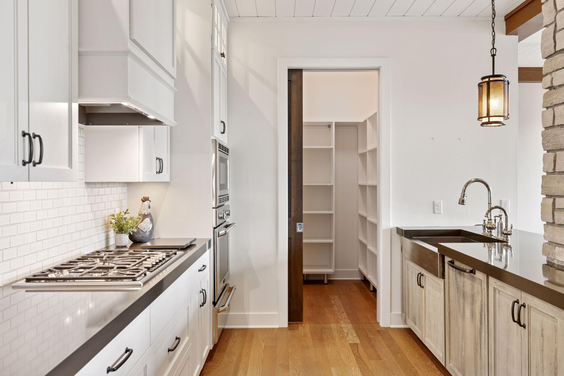 Great organizational space in the pantry