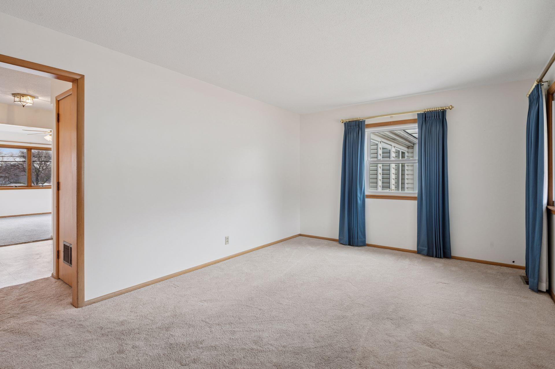 Bright airy living room upon entry