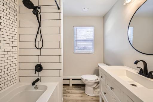 15650 Fish Point Rd - Web Quality - 028 - 32 2nd Floor Bathroom.jpg