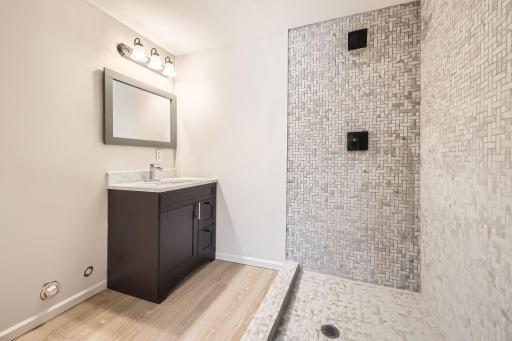 15650 Fish Point Rd - Web Quality - 034 - 42 Lower Level Bathroom.jpg