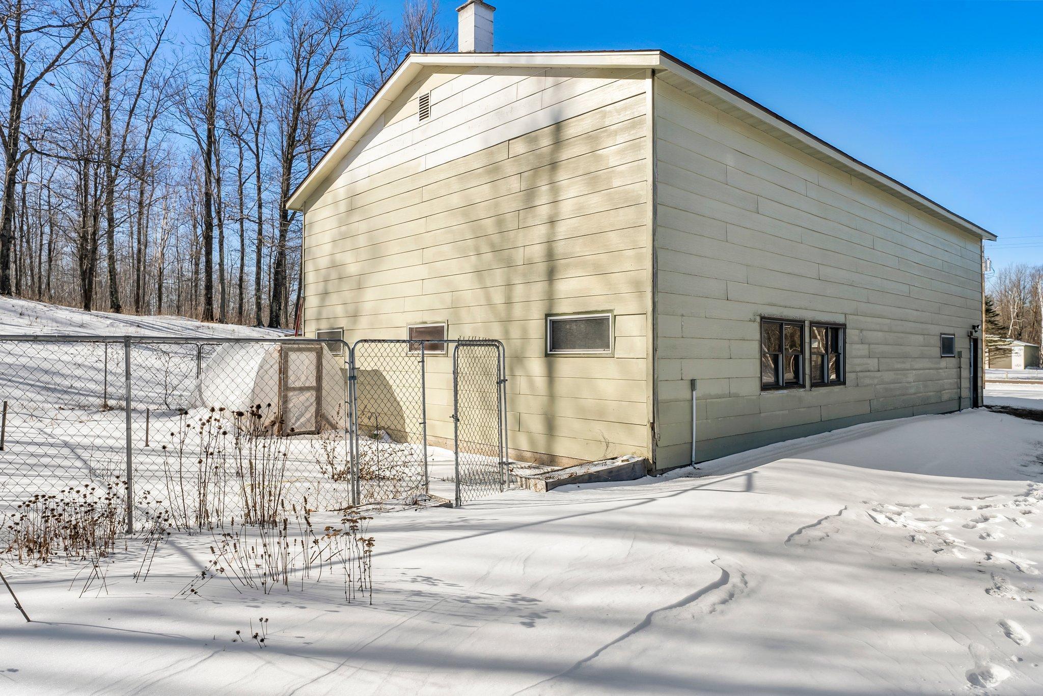 Fenced in area - for chickens, or plant a garden!