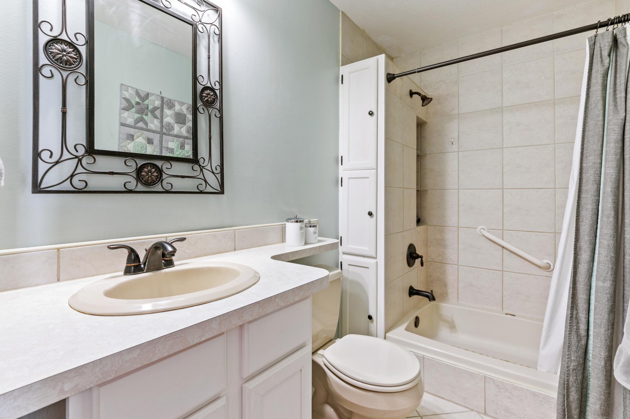 Main floor full bathroom