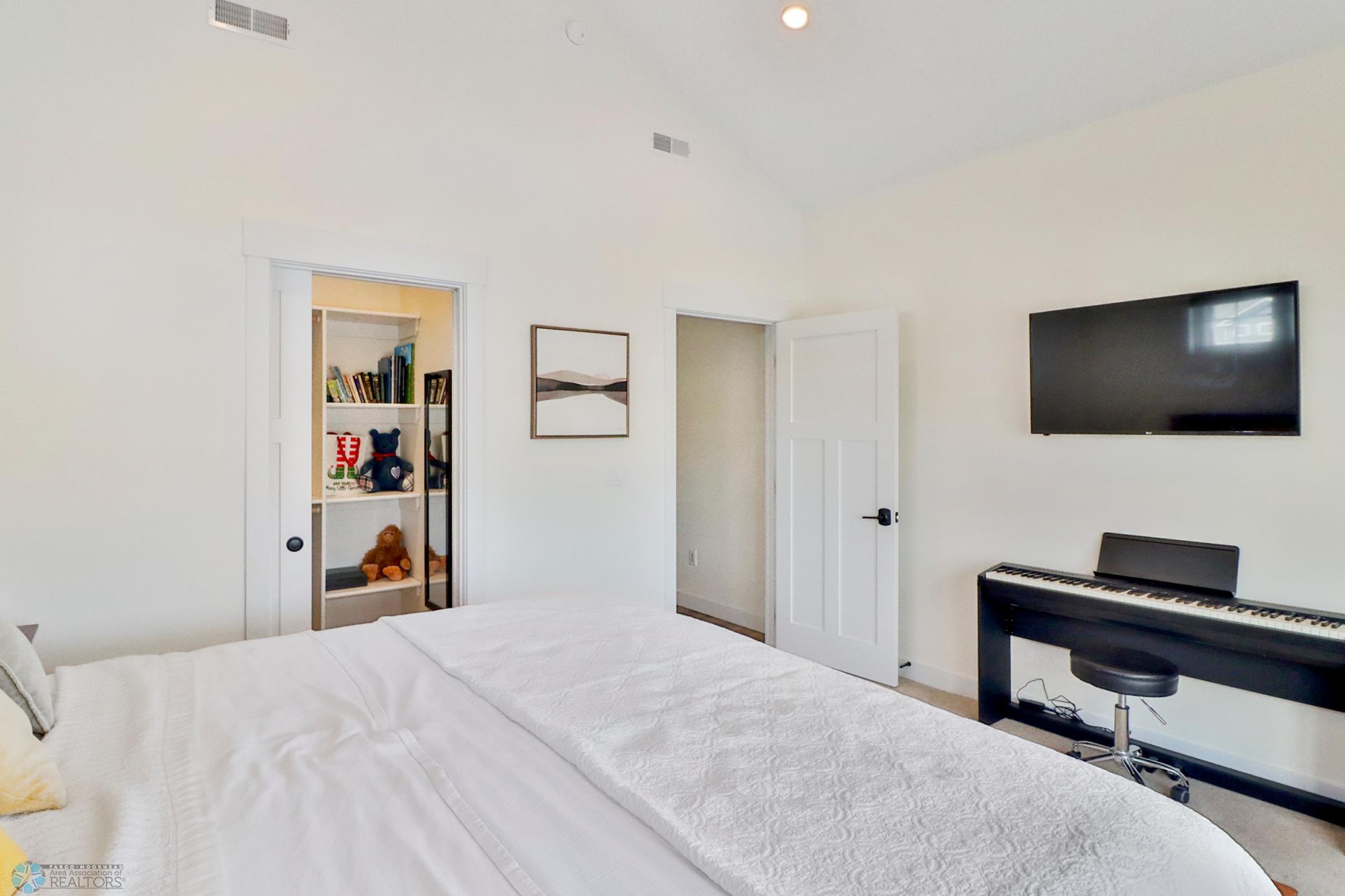 Bedroom1_2.JPG