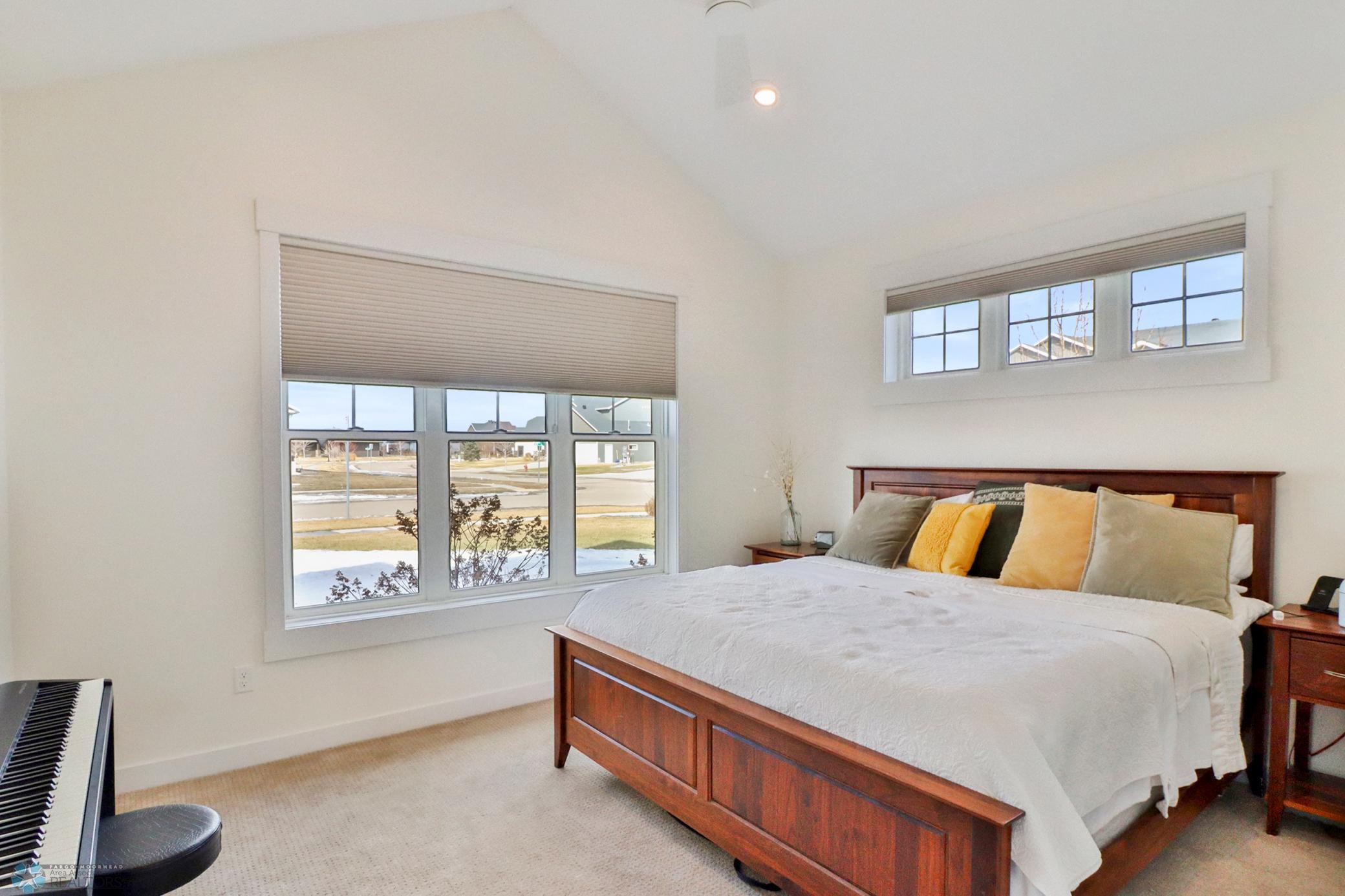 Bedroom1_1.JPG