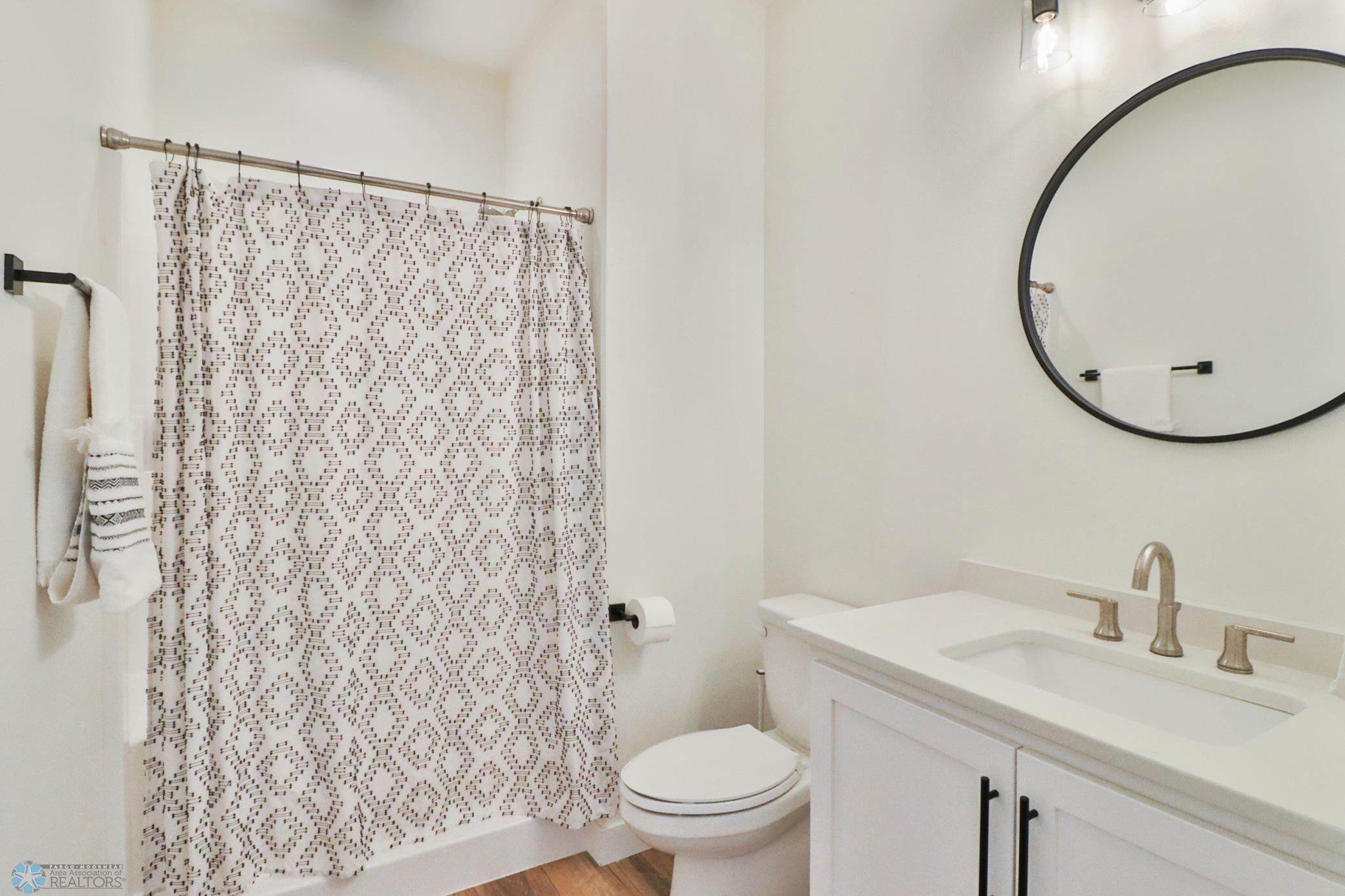 Bathroom1_0.JPG