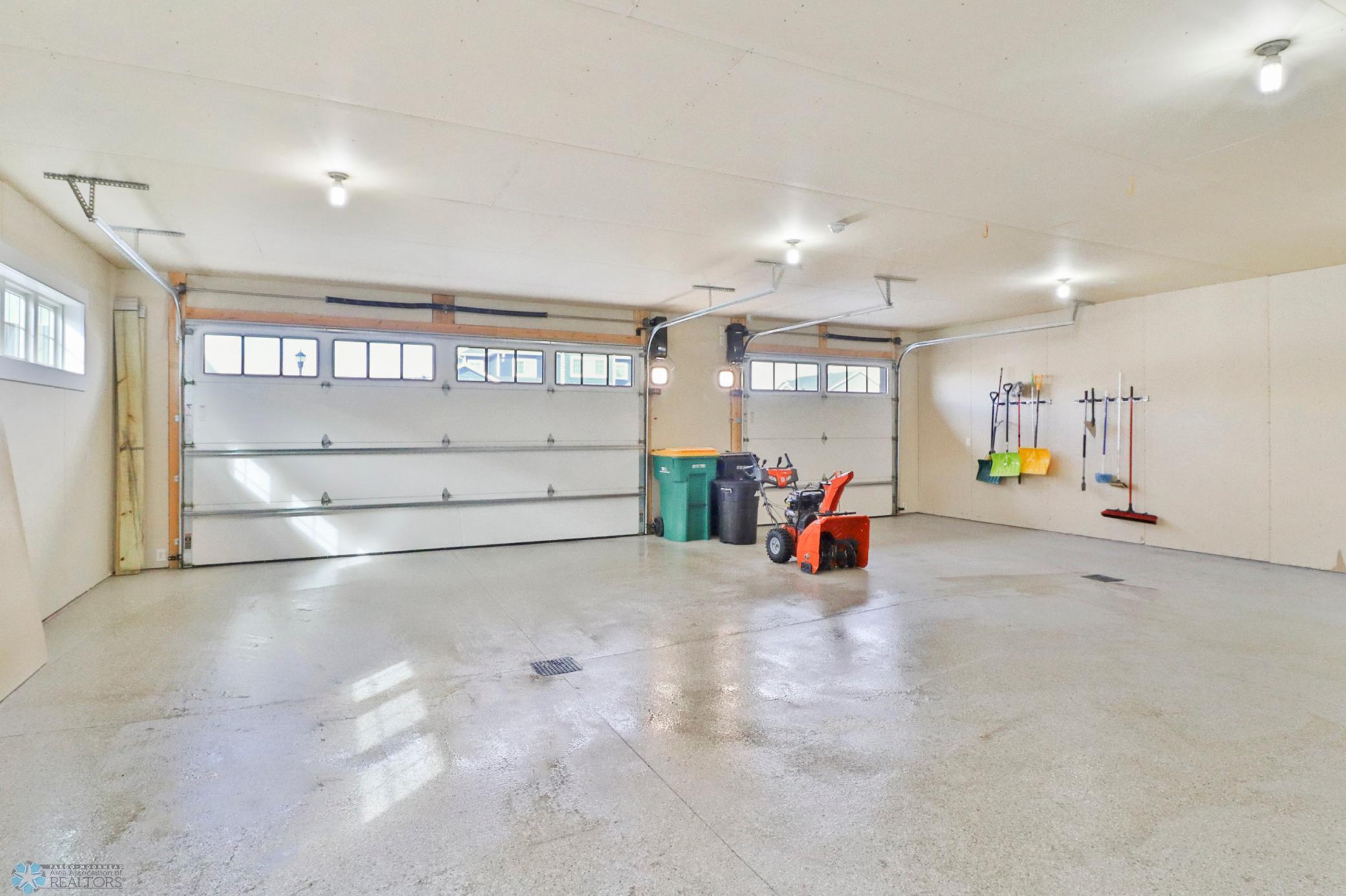 Garage1_0.JPG