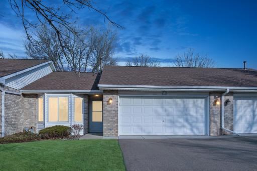 Stunning One-Level Townhome in Prime Apple Valley Location!