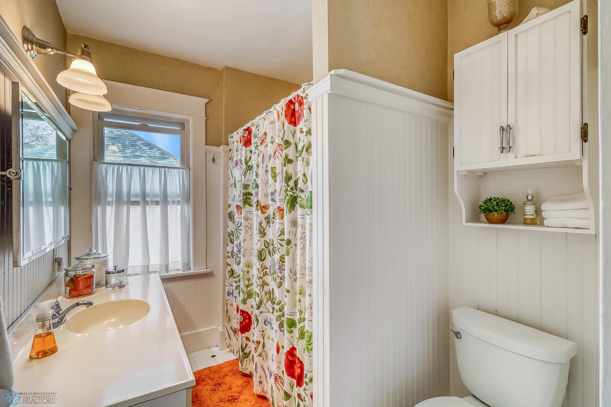 Upstairs Full Bathroom