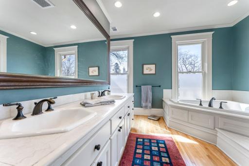 2697 E Lake of The Isles Parkway, Minneapolis, MN 55408