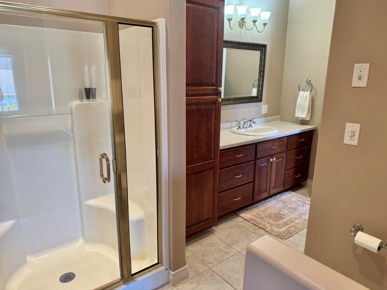 19-Bath 2 with shower - main floor (2).jpg