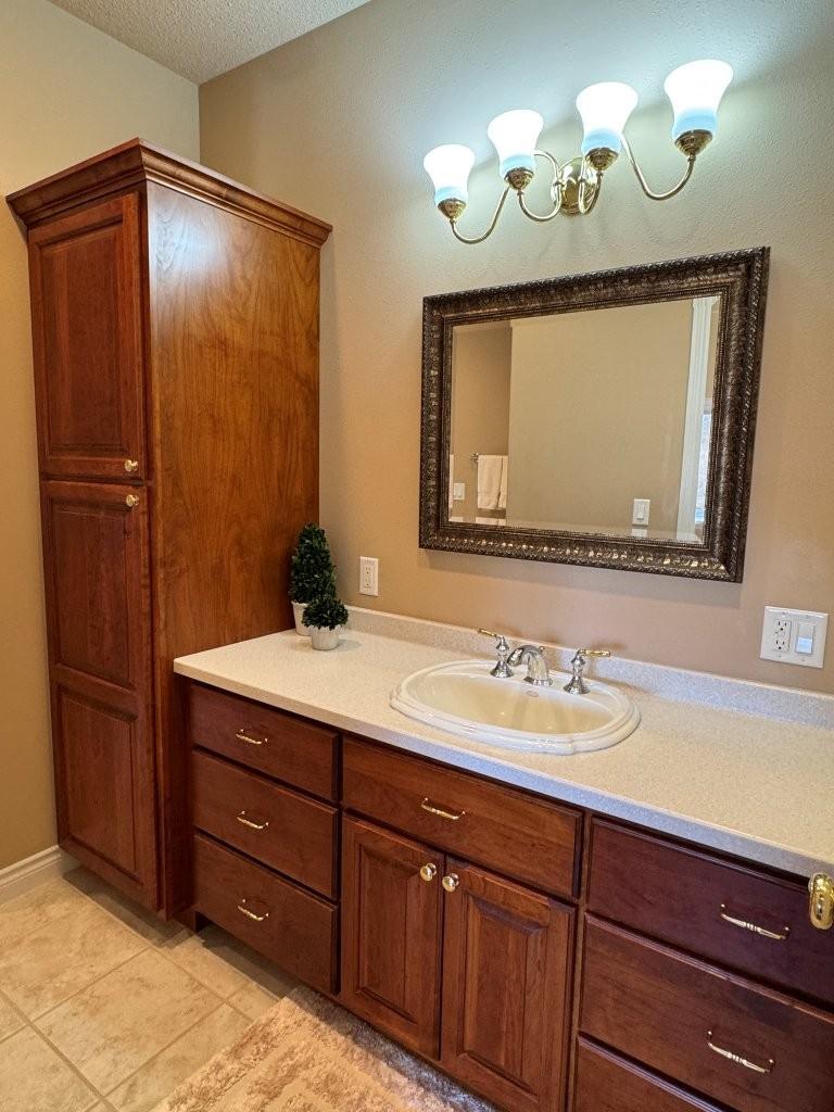 19-Bath 2 with shower - main floor (1).jpg
