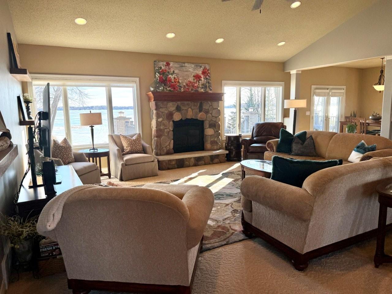 16-Living room (1).jpg