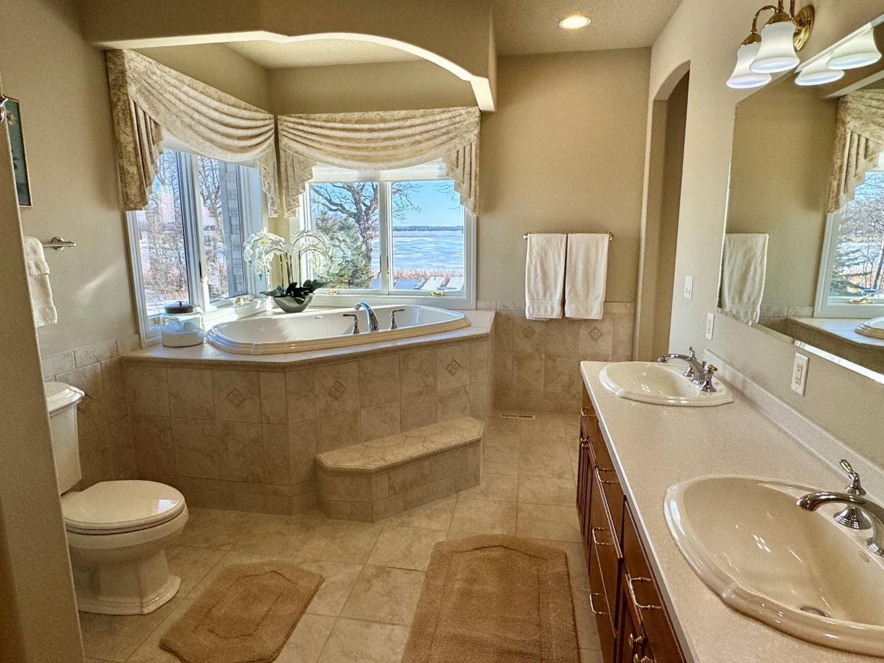 17-Primary bedroom private bathroom (1).jpg