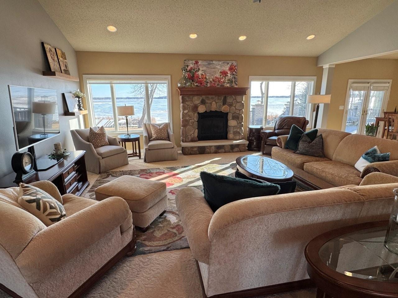 16-Living room (2).jpg